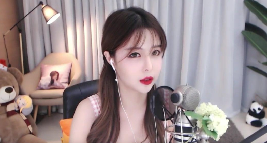 睡前直播走光!正妹「只蓋一條被子」秒被ban 網看傻:黑的