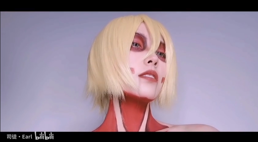 100%還原！正妹仿妝《進擊的巨人》「亞妮」　網嚇歪：上半身沒穿