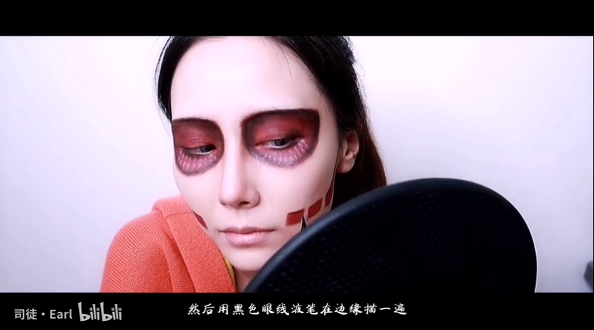 100%還原！正妹仿妝《進擊的巨人》「亞妮」　網嚇歪：上半身沒穿