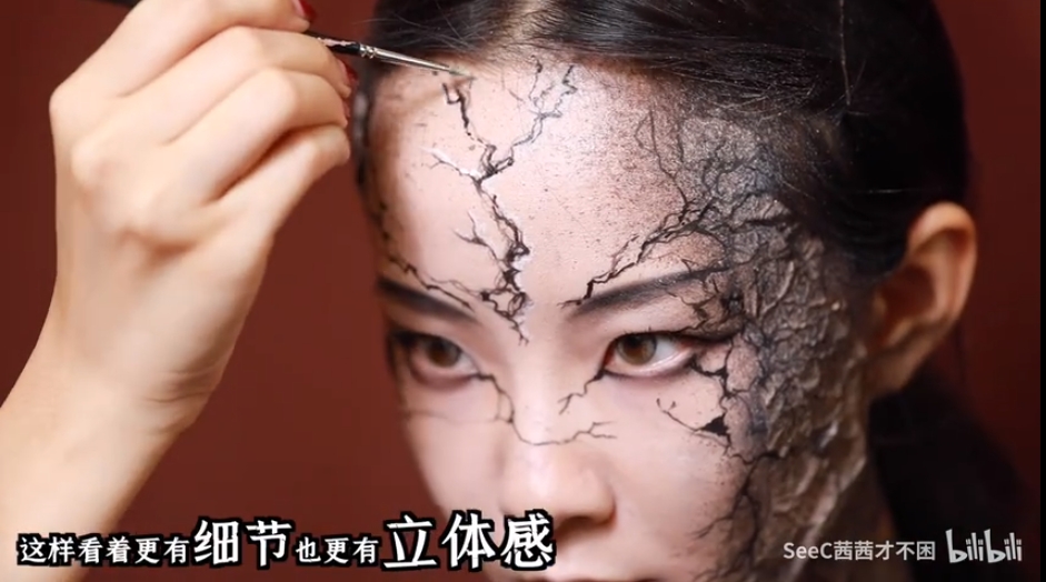 疫情材料短缺!正妹挑戰「妖怪特效妝」 逼真裂紋嚇壞網