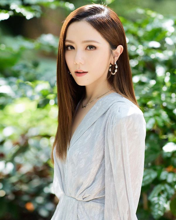 一年沒見到爸爸!鄧紫棋曝「家人飛上海慶生」:隔離期每天繞床走10000步