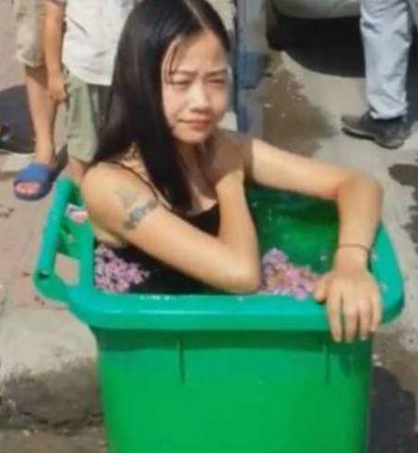 想紅不要命？17歲網紅「垃圾桶煮50包泡麵」大街上開吃　路人全看傻