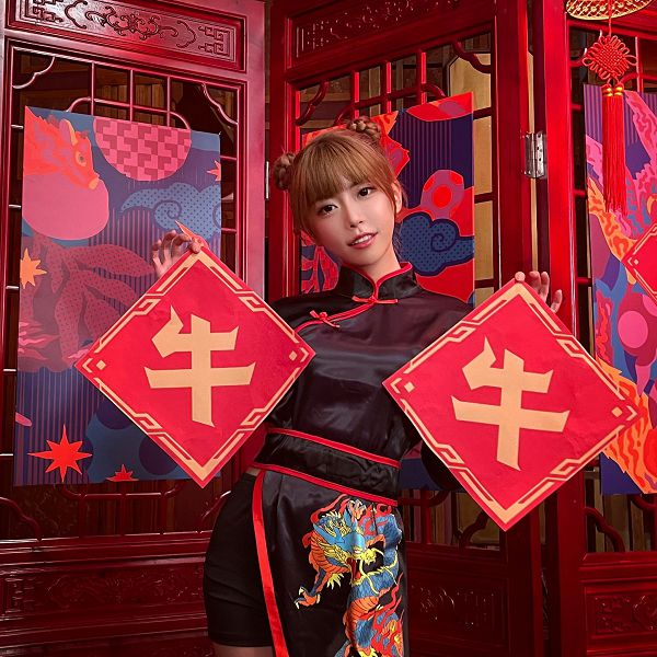 修圖修很大?實況兇妹「曝cosplay新作」 網:假得像蠟像