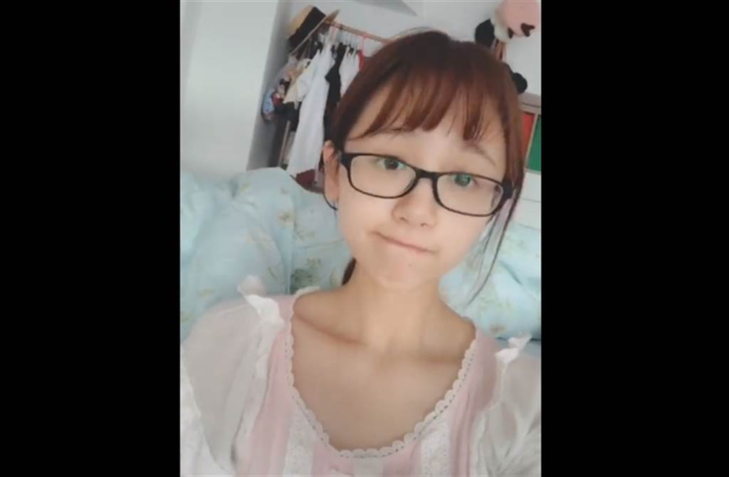 抖音女神「超兇藍色戰衣」爆紅!驚人素顏照曝光 網全看傻
