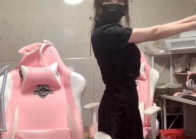 小團團偵的瘦了!直播大秀「直角肩、小蠻腰」 粉絲超驚喜!