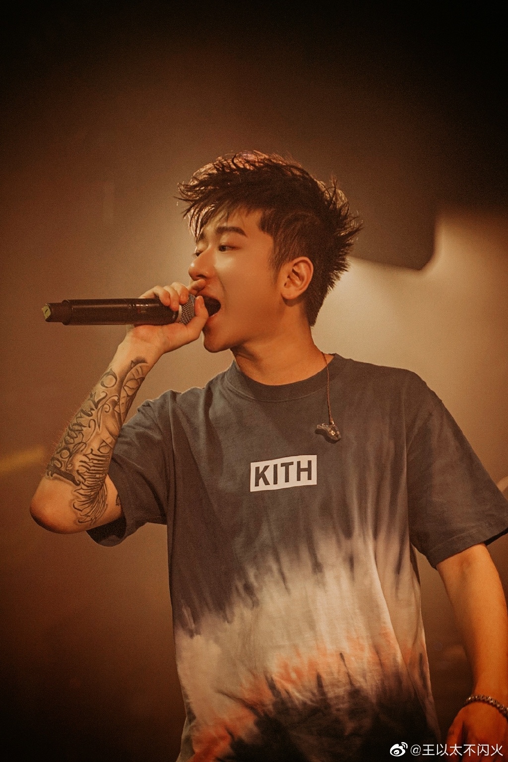 曾被觀眾「潑到全身濕」！王以太演出「再爆衝突」　本尊親曝真相