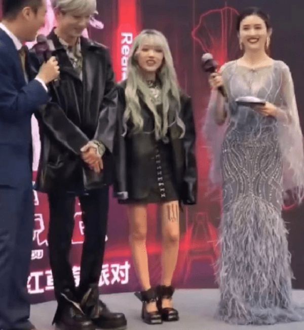 醜小鴨變天鵝!抖音女神「機智張」曬童年照:小時候黑到媽都不認識