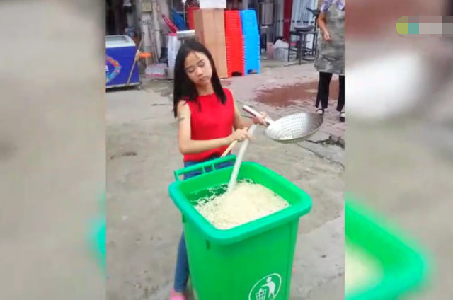 想紅不要命？17歲網紅「垃圾桶煮50包泡麵」大街上開吃　路人全看傻