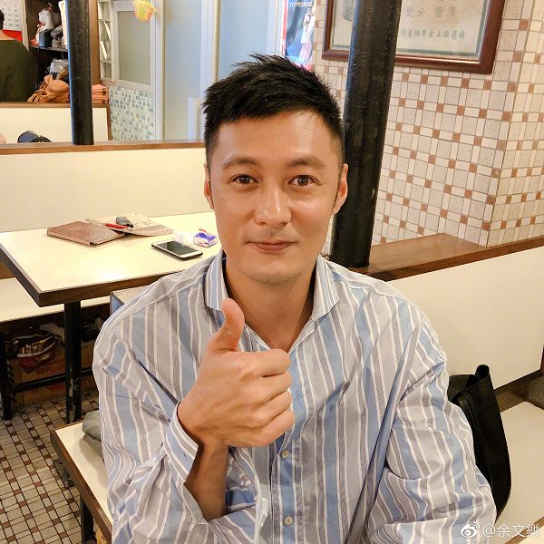 居家上班消肉肚！余文樂分享「室內健身法」　隔離生活超充實