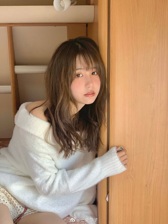 抖音女神「超兇藍色戰衣」爆紅!驚人素顏照曝光 網全看傻