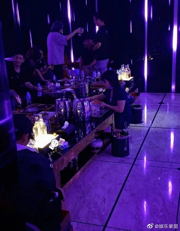 Angelababy暗示單身?網曝「黃曉明私生活」:夜店緊貼長髮女