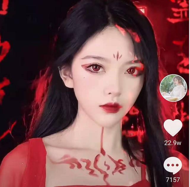 首次挑戰「護士裝」！正妹COSPLAY《全民槍戰》　網讚：神還原！