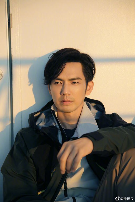 真‧凍齡男神！鍾漢良成功挑戰「蜘蛛腿」嚇歪全網：看不出46歲了