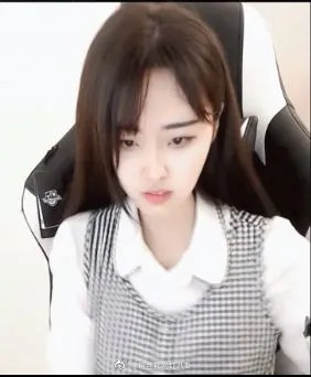 清純少女變僵硬娃娃！實況主「整形失敗」被罵爆　直播失控爆哭