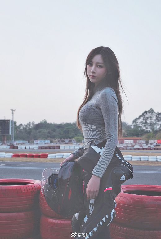 身材再失控！重機女神「V臉→O臉」　網看傻：我的天啊