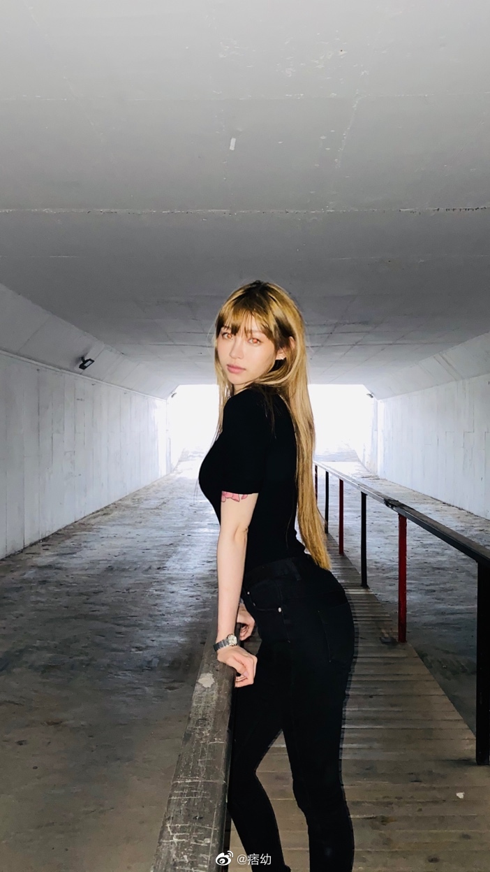 女大十八變！重機女神「青澀舊照」曝光　網：臉怎麼那麼胖！