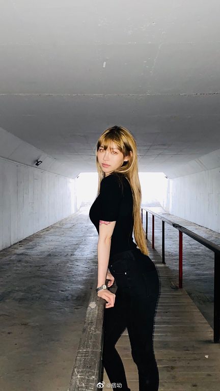 身材再失控！重機女神「V臉→O臉」　網看傻：我的天啊