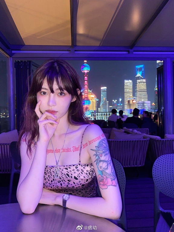 女大十八變！重機女神「青澀舊照」曝光　網：臉怎麼那麼胖！