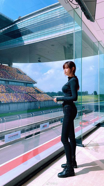 真實身材曝光？重機女神「贅肉溢出來」　網酸：游泳圈