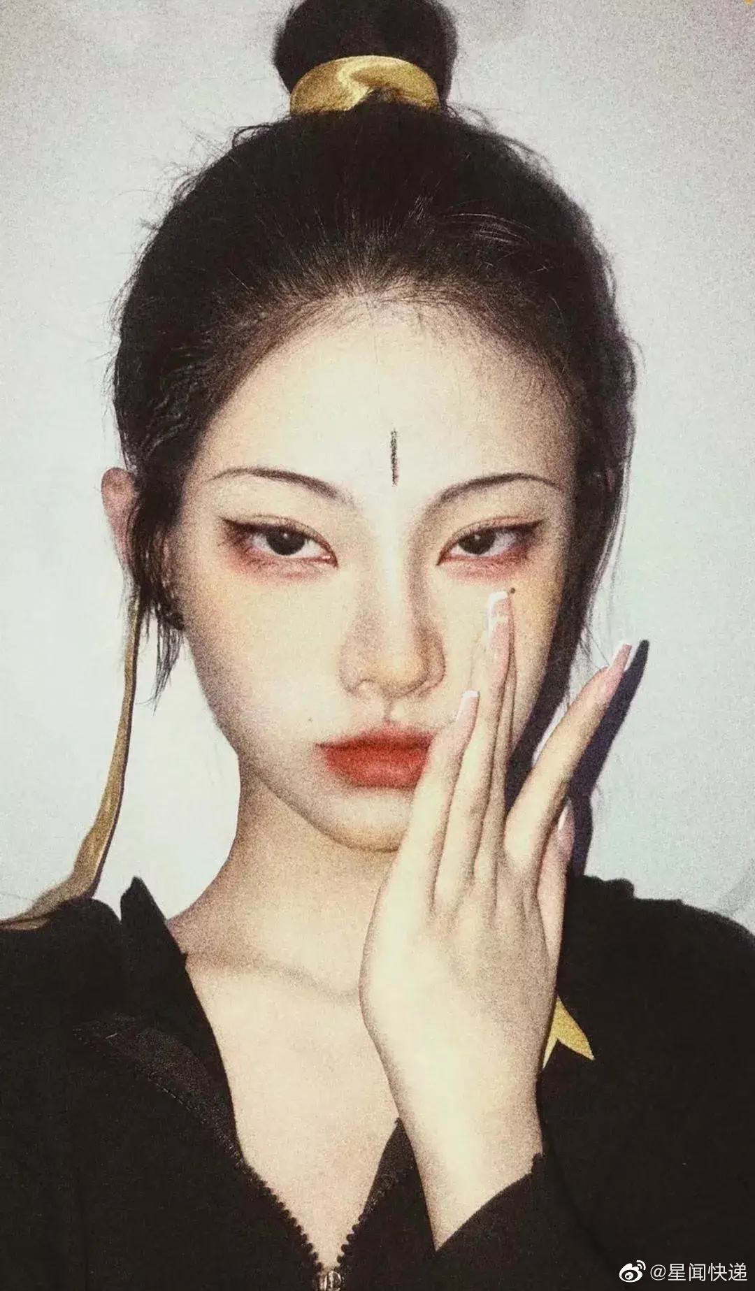 曾被掀肥腫真面目!網紅又被抓包「杯子扭曲」 網:自暴自棄?