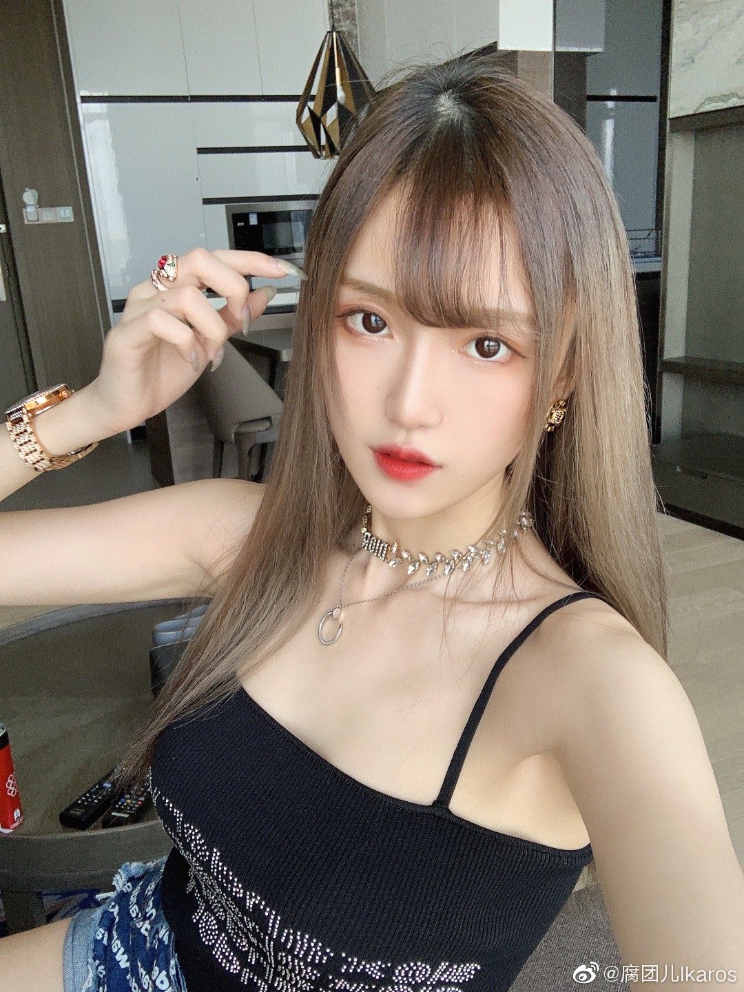 沒穿內內！實況兇妹辣穿「高衩旗袍」　網噴血：這樣不好