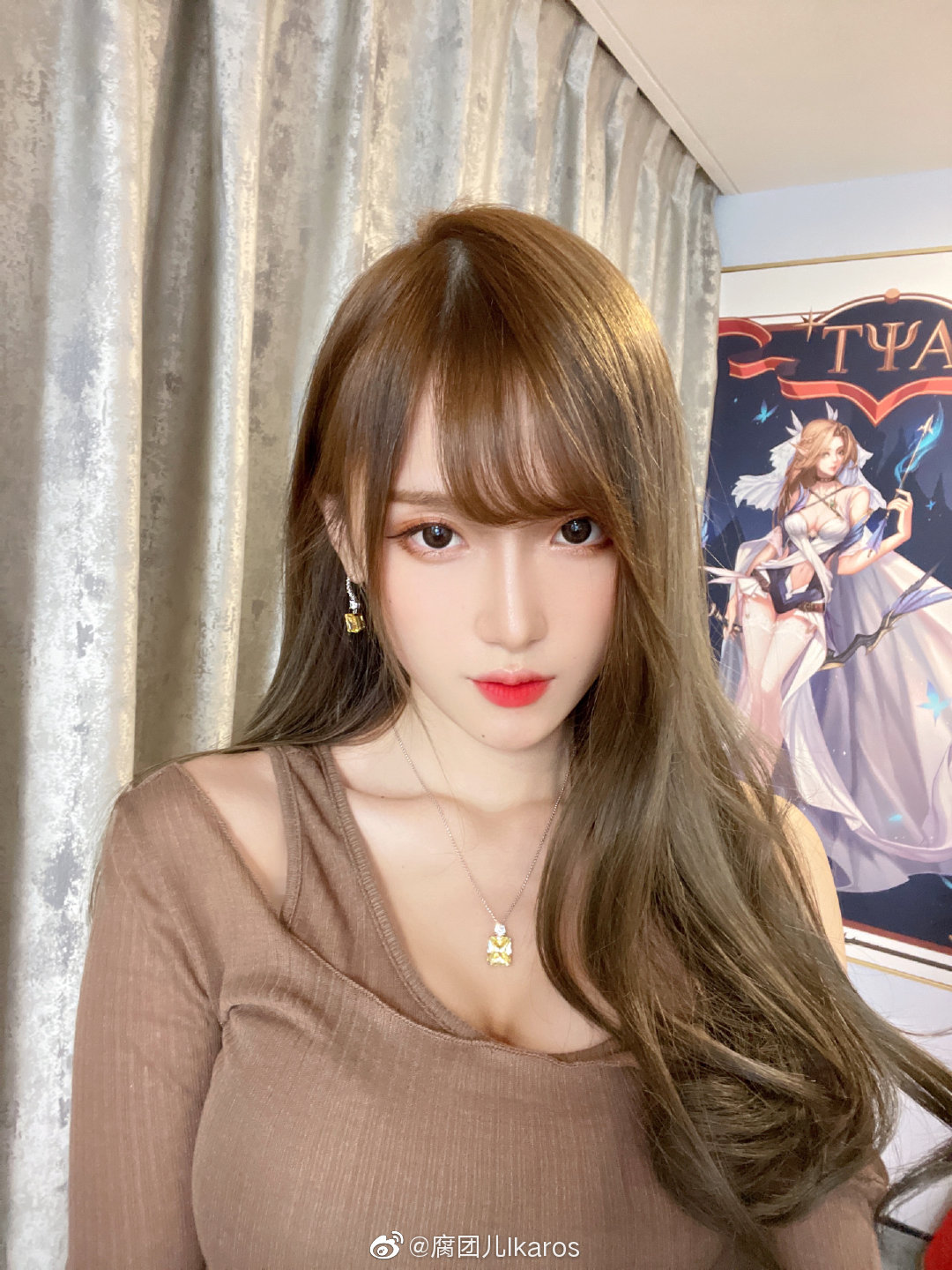 沒穿內內！實況兇妹辣穿「高衩旗袍」　網噴血：這樣不好