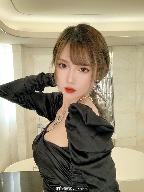 美腿全靠P？實況兇妹「美照曝光」　雙腿全變形！