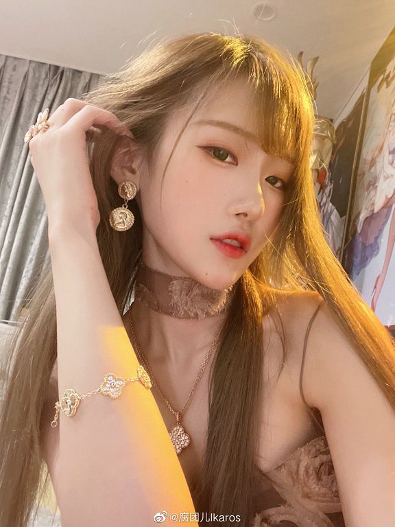 酒店曬自拍！實況兇妹「被眼睛出賣」　網驚：榜一奔現了？