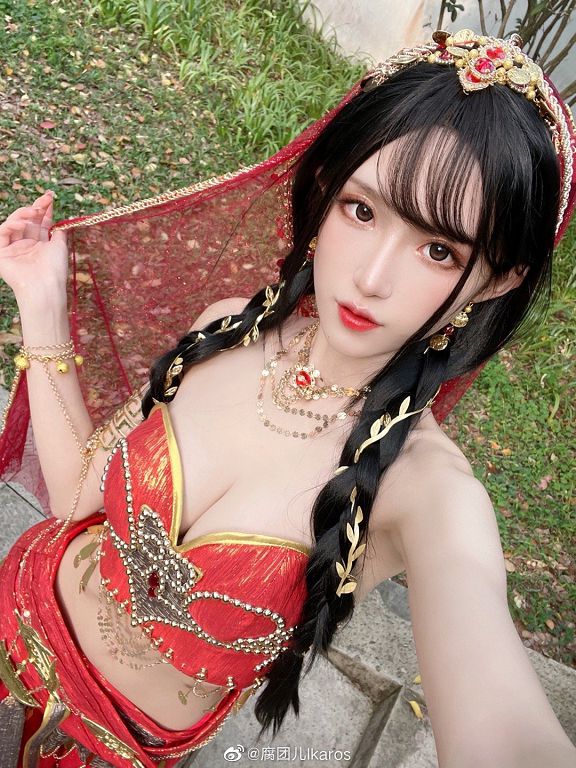 真人版女帝!實況兇妹cosplay《航海王》蛇姬 網全暴動!