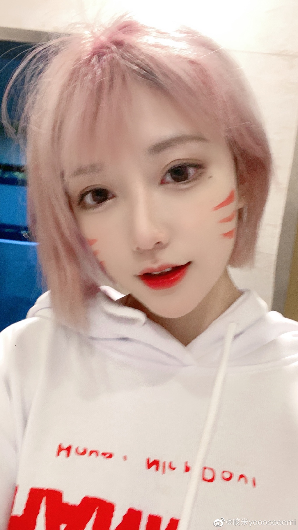 把酒倒身上!網紅「首度嘗試古風COSPLAY」 「性感濕身」網暴動!