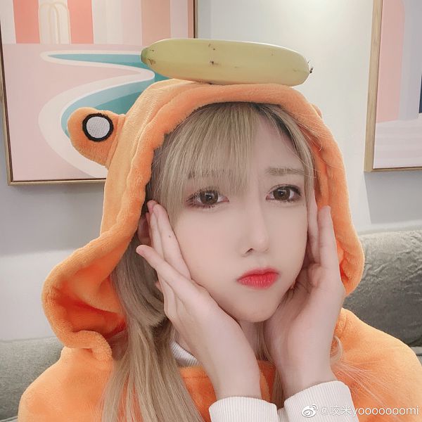 空間扭曲者！網紅拍片「杯子變形」　網傻眼：臉靠近就變胖