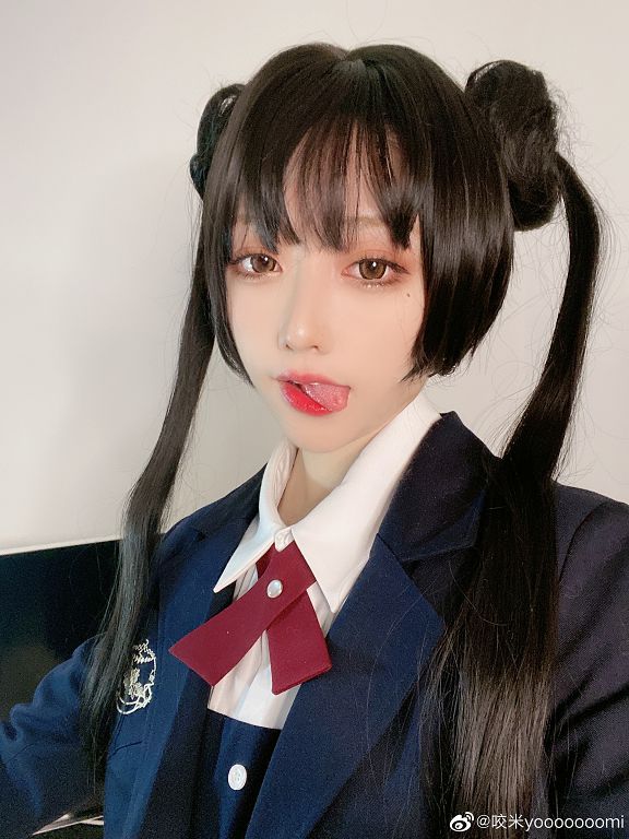 空間扭曲者！網紅拍片「杯子變形」　網傻眼：臉靠近就變胖