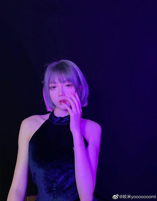 空間扭曲者!網紅拍片「杯子變形」 網傻眼:臉靠近就變胖
