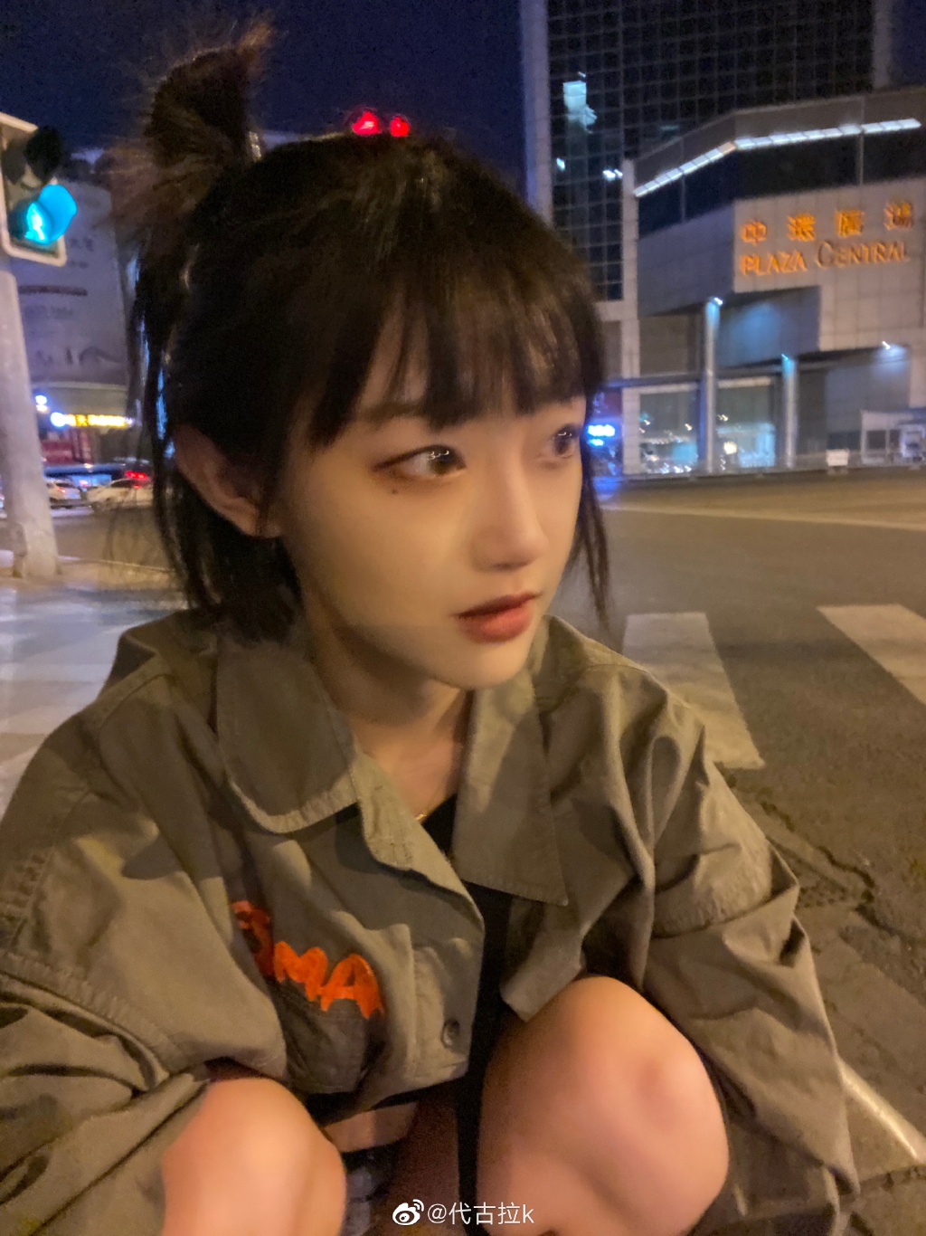 跟馮提莫有拚!千萬網紅「身高比車矮」 網傻眼:連140都沒有?