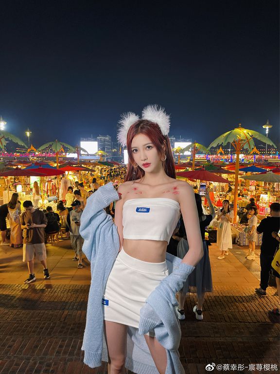 正妹網紅「挑戰眼鏡腰」!「肋骨爆凸」網全看傻