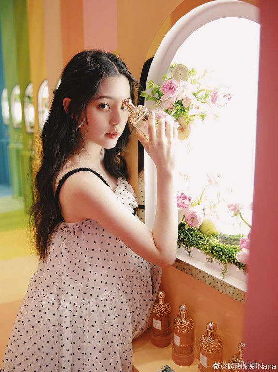 沒穿內內?歐陽娜娜「中洞大開」美照挨轟:故意拉下來拍照