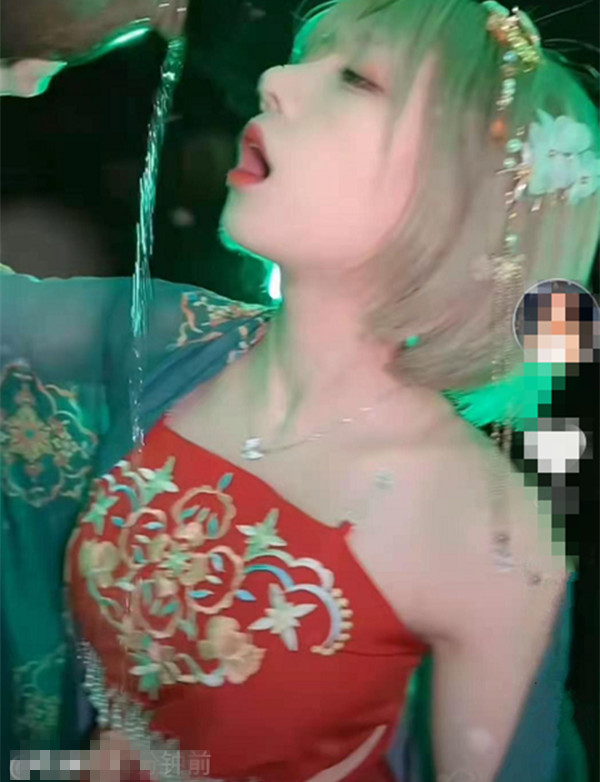 把酒倒身上!網紅「首度嘗試古風COSPLAY」 「性感濕身」網暴動!