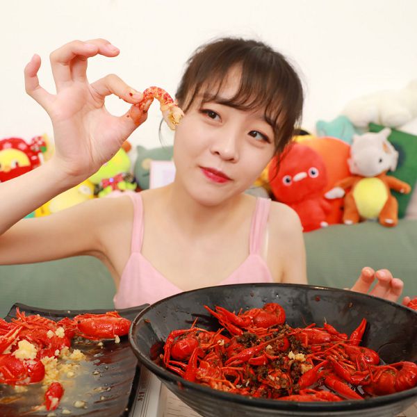 腫脹下垂認不出!大胃王少女「長相驚變」 網傻眼:催吐後遺症?