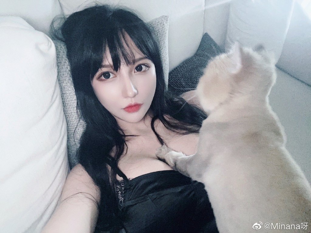 閨蜜走光被封殺!超兇妹「包緊緊回歸」 網看傻:完全擋不住