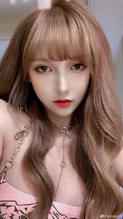 動作太激烈「差點被ban」！實況兇妹「撐爆上衣」網全看傻