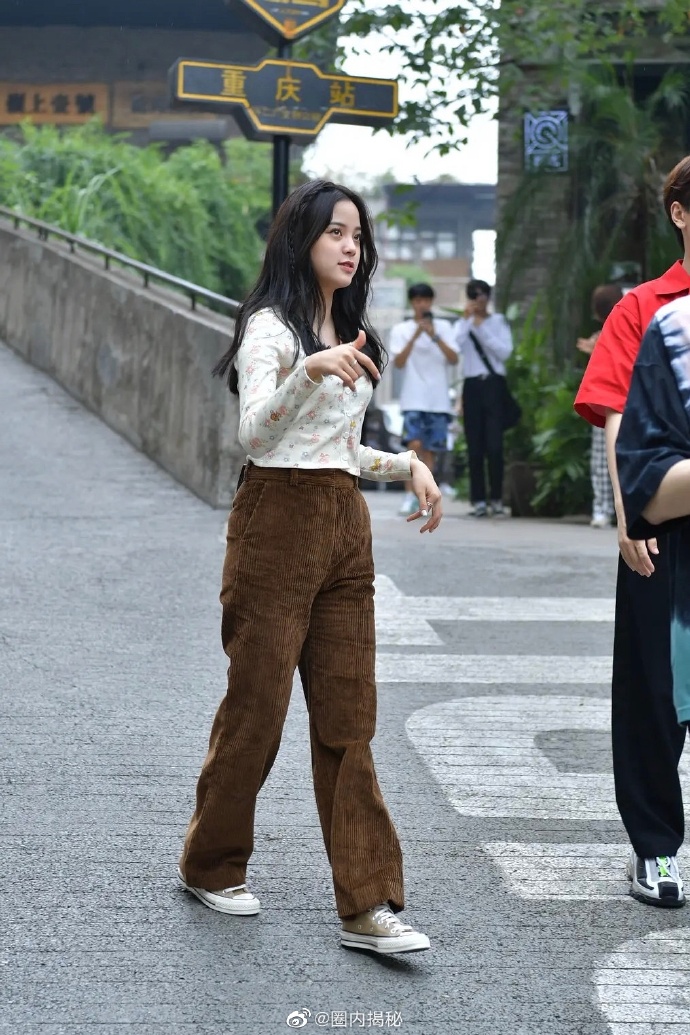 歐陽娜娜「無P圖流出」!腿比男星還要粗 網酸:過的真舒服