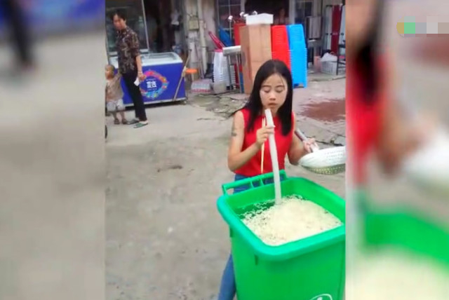 想紅不要命？17歲網紅「垃圾桶煮50包泡麵」大街上開吃　路人全看傻
