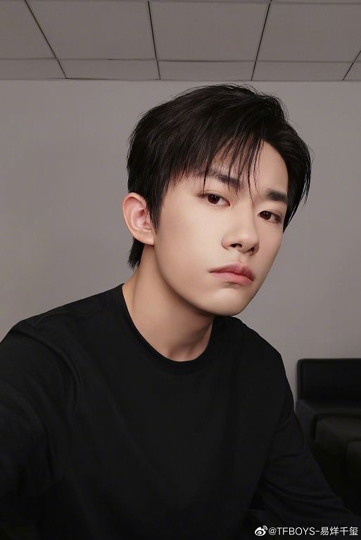 本尊被忽略！陸媒誤認「保安是易烊千璽」　網傻眼：到底誰的錯