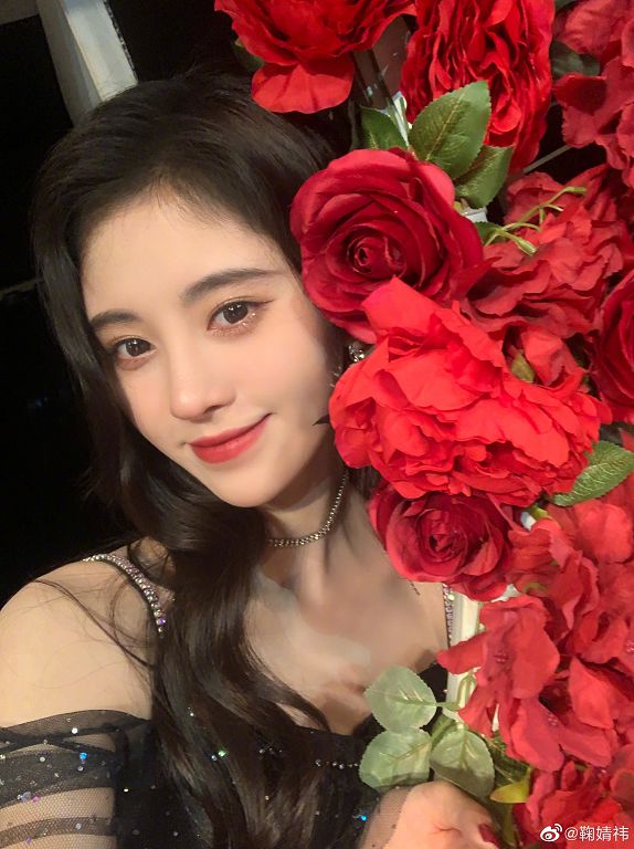 居家清涼照曝光！中國第一美女「肩帶滑落」　網傻眼：清純形象崩壞