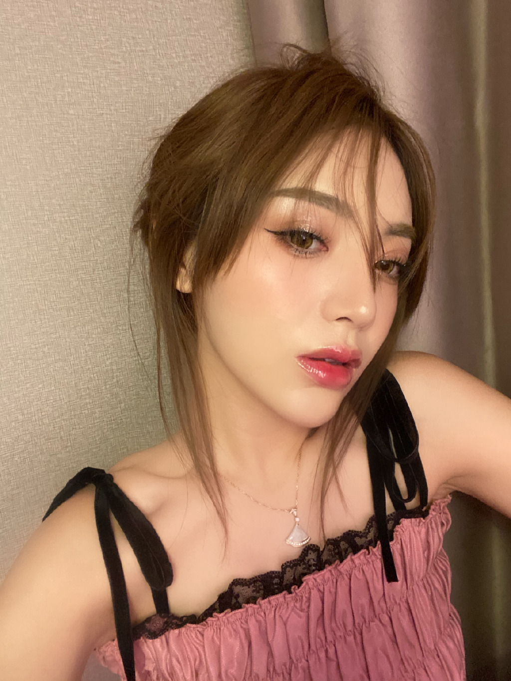 挨轟「愈來愈難看」！千萬網紅爆「夜店私生活」：認了曾整形