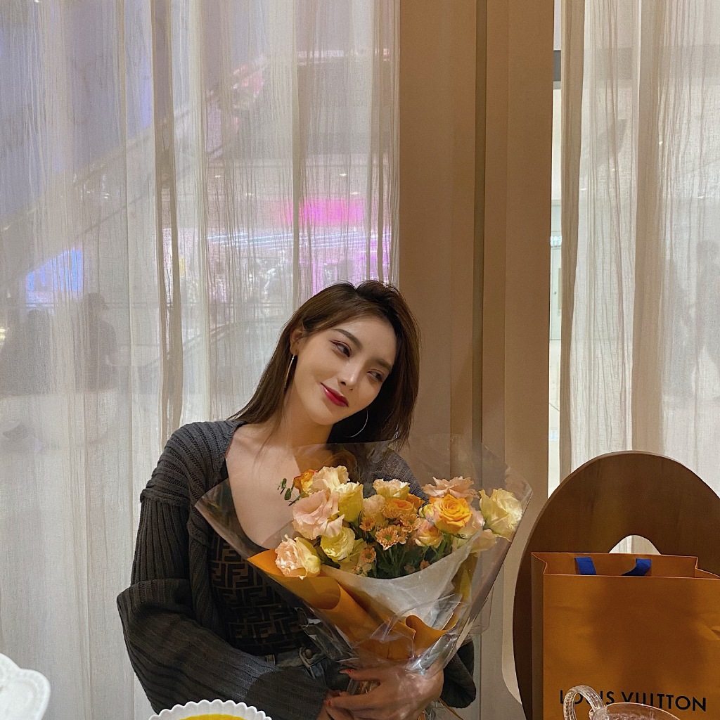 挨轟「愈來愈難看」！千萬網紅爆「夜店私生活」：認了曾整形