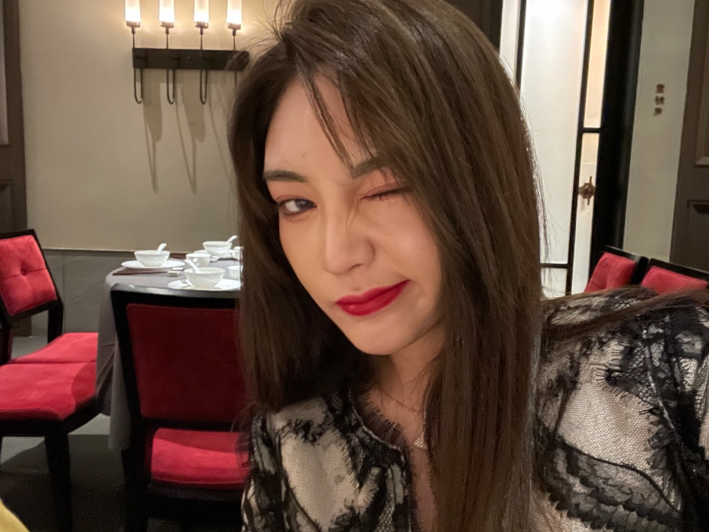 挨轟「愈來愈難看」！千萬網紅爆「夜店私生活」：認了曾整形