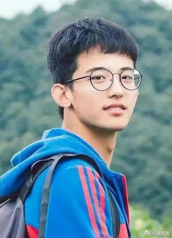 平頭宅男→帥氣偶像!《青你3》選手「舊照曝光」 網:男大十八變!