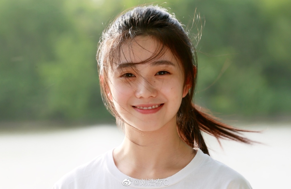 新一代「謀女郎」曝光!20歲校花「合作易烊千璽」 清純美貌電暈網!