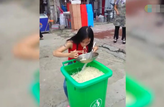 想紅不要命？17歲網紅「垃圾桶煮50包泡麵」：大街上開吃！